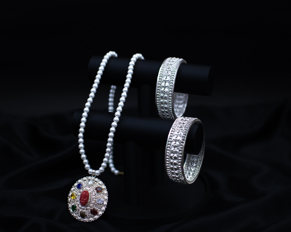 Silichung G Set pearl necklace and silver bangles on black display